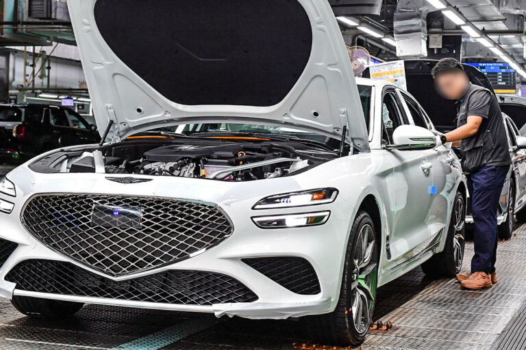 제네시스 - 미국 관세 - 울산공장 - 특근 취소 - 수출 전략 - 현지 생산 한계 - 25% 관세 - 트럼프 - 가격 인상 - 현대차그룹 회의