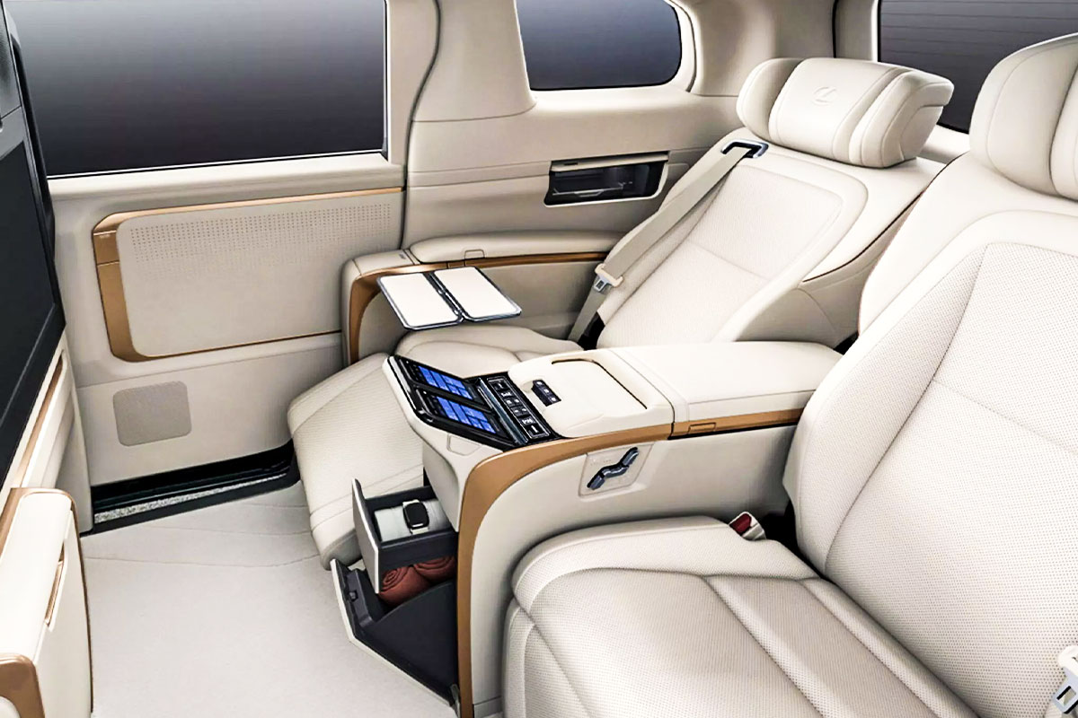 렉서스가 일본 시장에서 플래그십 미니밴 LM500h의 2024년형 부분변경 모델을 공개했다. 외관은 유지된 채 실내 정숙성과 탑승자 편의성을 개선했으며, 최고 트림은 약 1억 3400만 원으로 소폭 인상됐다.