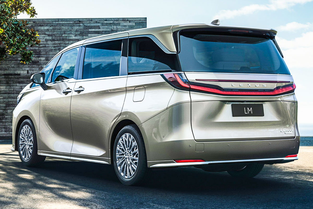 렉서스가 일본 시장에서 플래그십 미니밴 LM500h의 2024년형 부분변경 모델을 공개했다. 외관은 유지된 채 실내 정숙성과 탑승자 편의성을 개선했으며, 최고 트림은 약 1억 3400만 원으로 소폭 인상됐다.