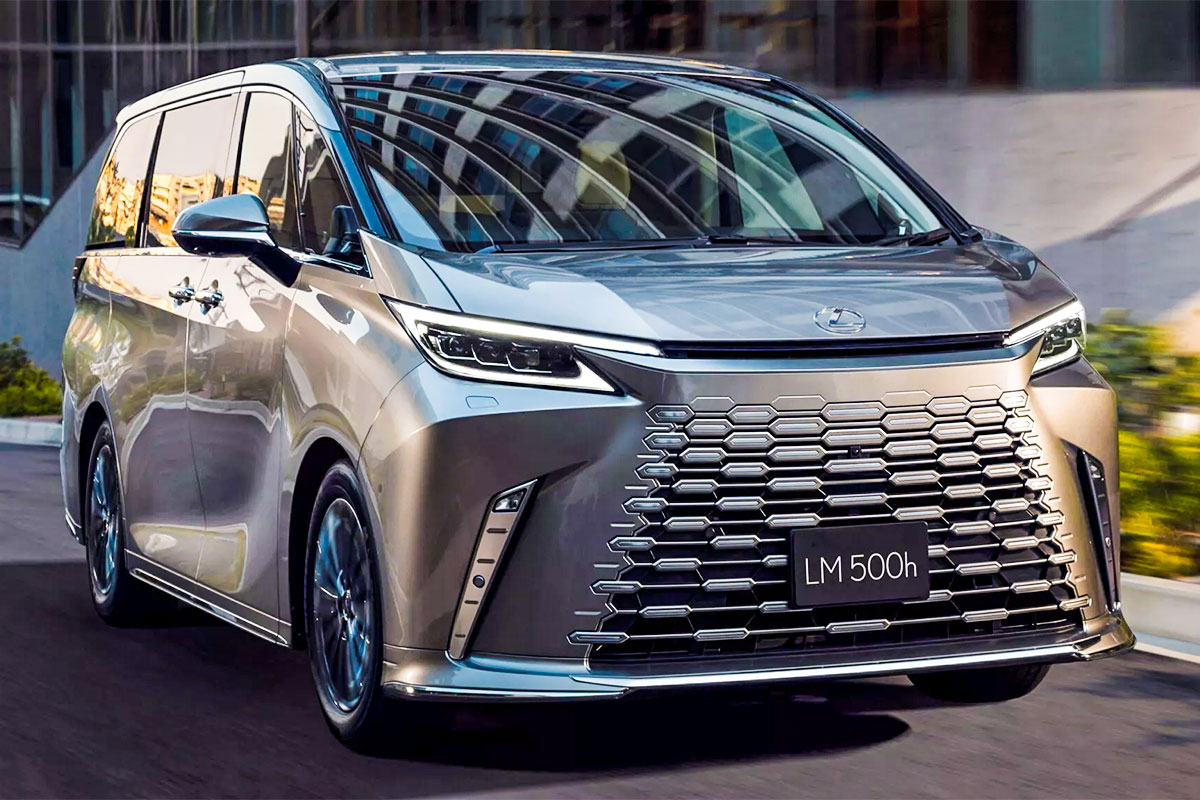 렉서스가 일본 시장에서 플래그십 미니밴 LM500h의 2024년형 부분변경 모델을 공개했다. 외관은 유지된 채 실내 정숙성과 탑승자 편의성을 개선했으며, 최고 트림은 약 1억 3400만 원으로 소폭 인상됐다.