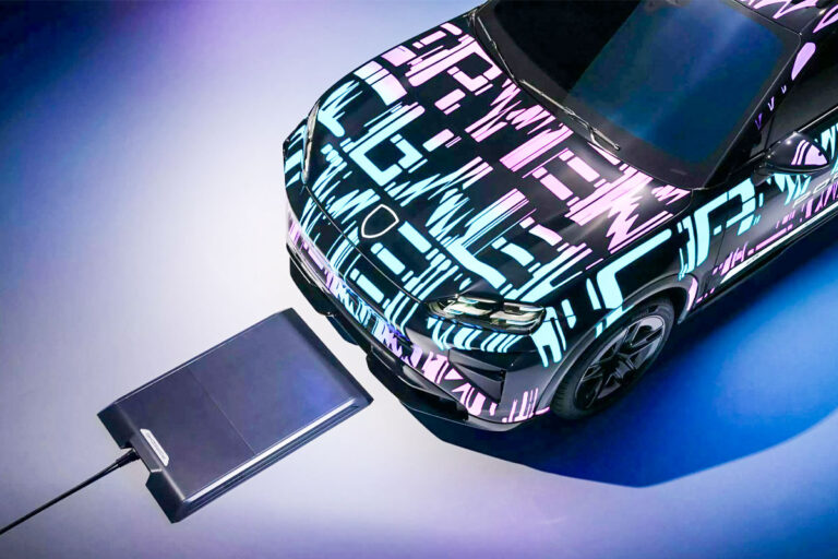 포르쉐-카이엔-전기차-무선충전